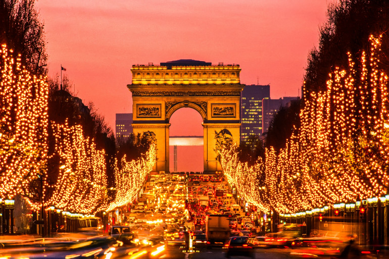 Promenade nocturne sous les illuminations de Noël des Champs-Élysées à Paris en 2026