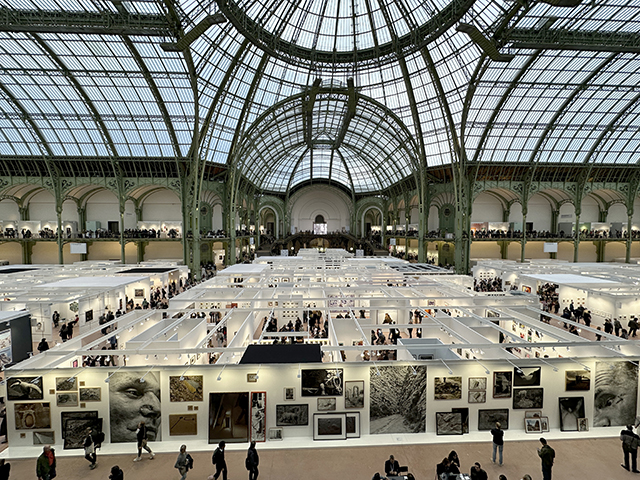 Galerie internationale exposant ses œuvres pendant Paris Photo au Grand Palais